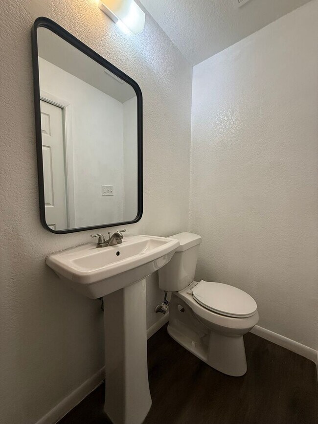 Building Photo - 908-910 Wells St