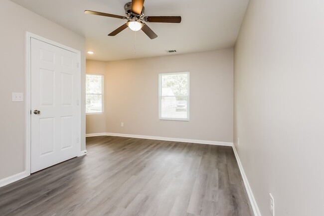 Building Photo - Charming 4 Bedroom in Ladson, SC!