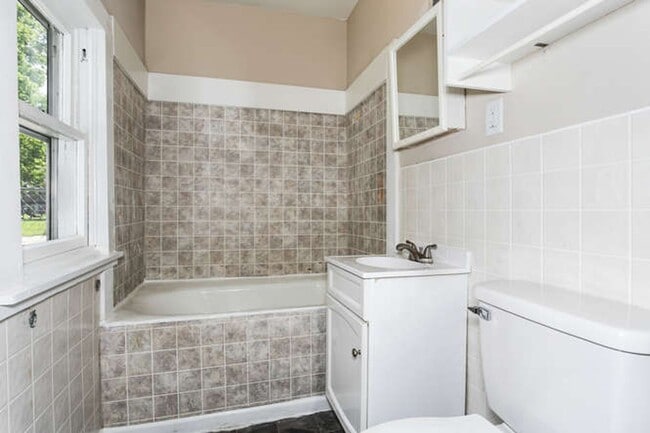 Building Photo - Spacious 3 Bed/2 Bath Home for Rent in Newton! Coming Available in mid-July!
