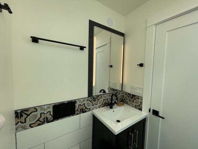 Building Photo - 3358 Bancroft St