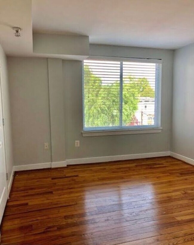 Building Photo - 420 16th St SE