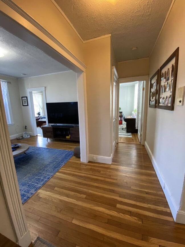 Building Photo - 2Br/1Bth in GREAT location! Heat/Hot Water included!