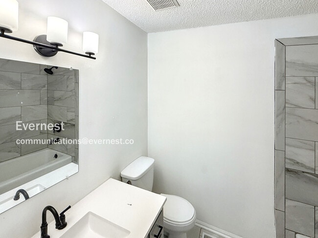 Building Photo - 2227 Cheshire Dr