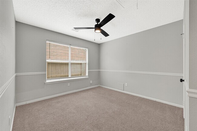 Building Photo - 3906 Greenwood Dr