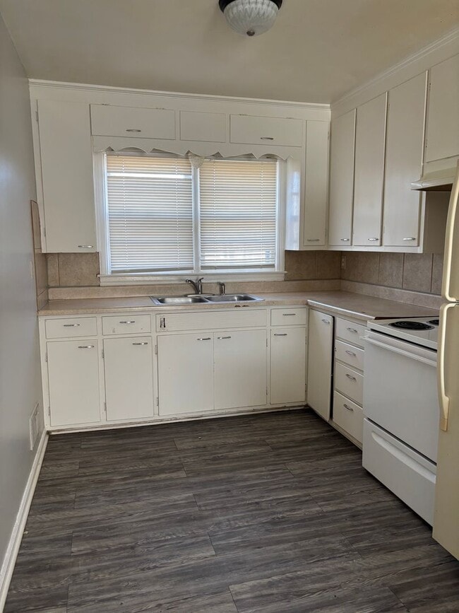 Building Photo - Three Bedroom One bathroom home for Rent