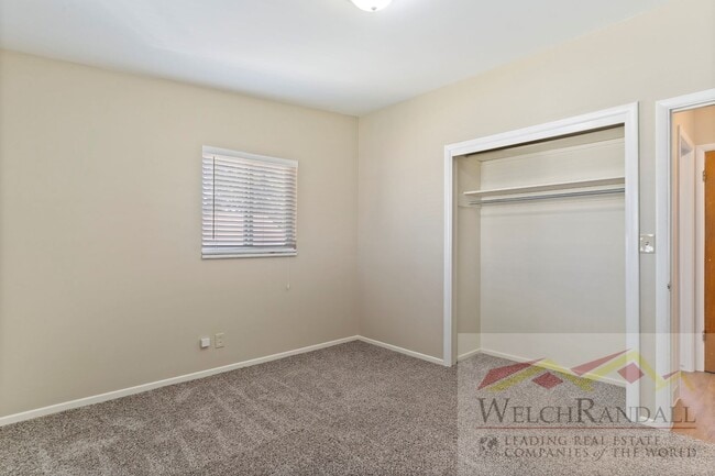 Building Photo - 2 Bed 1 Bath Roy Triplex