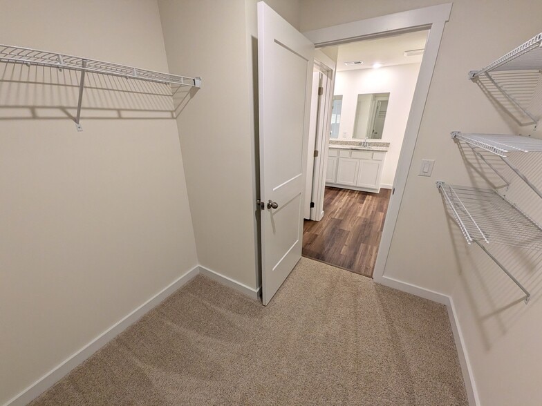 Building Photo - 8483 Bright Water Dr