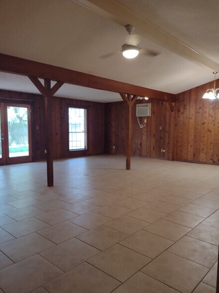 Spacious Family Room - 2220 S Whitehouse Cir