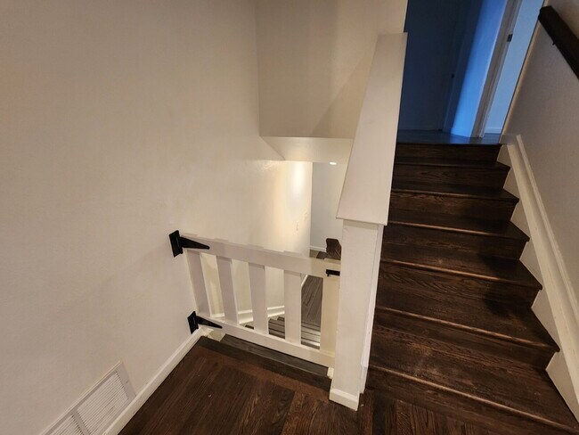 Building Photo - Spacious 5 Bed Home with Finished Basement, Multiple Living Areas & Private Backyard