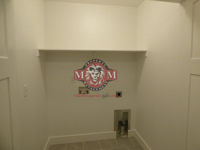 Building Photo - Great 3 Bd 2.5 Ba Townhome Rooftop Views