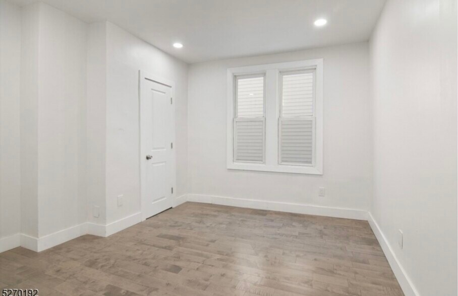 Building Photo - 21 Oak St