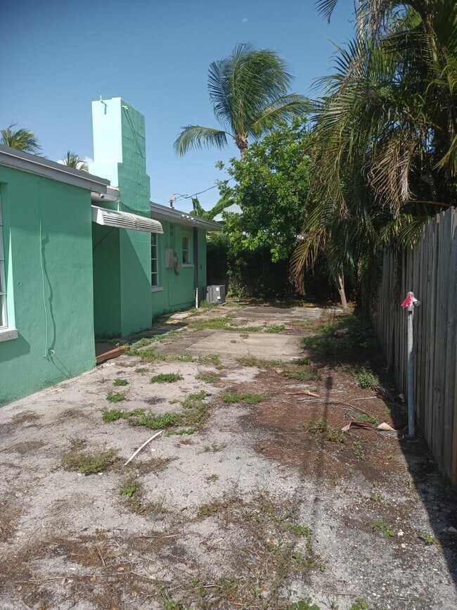 Building Photo - 322 Vanderbilt Dr
