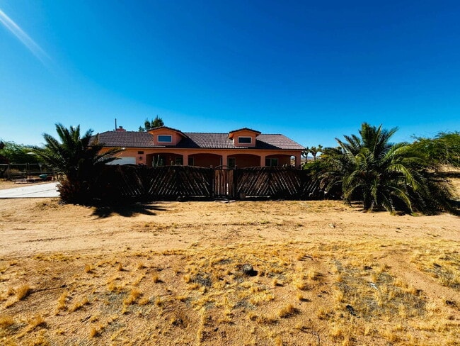 Building Photo - Gorgeous, renovated home on 2 acres in quiet neighborhood.
