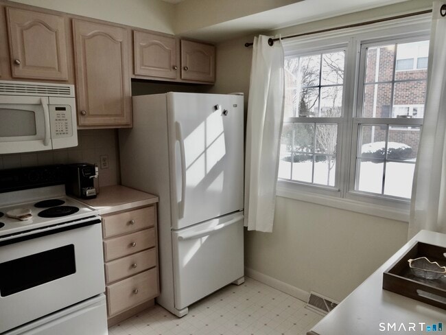 Building Photo - 245 Unquowa Rd