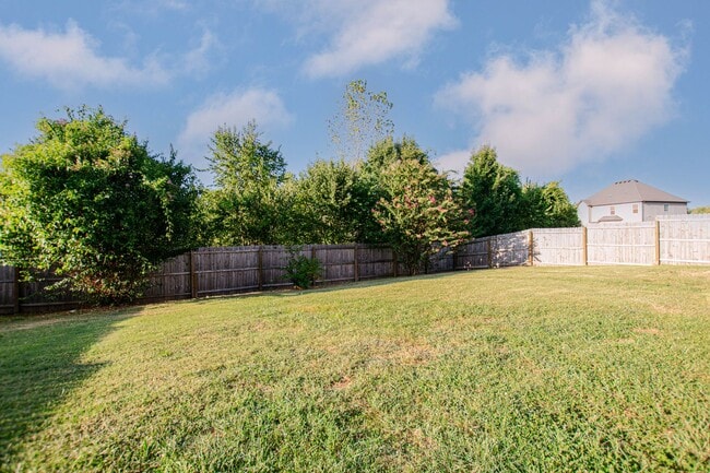Building Photo - Pet Friendly Three Bedroom!