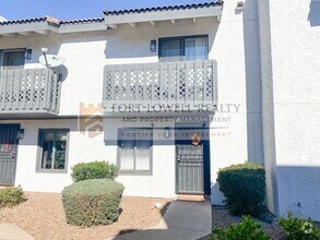 Building Photo - 2 Bed 2.5 Bath Townhome