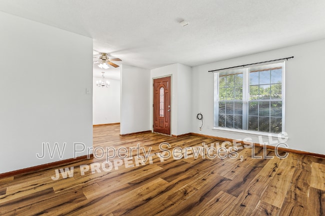 Building Photo - 2444 Somerset Dr