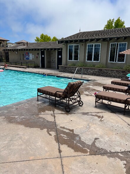 Building Photo - 1901 S Victoria Ave