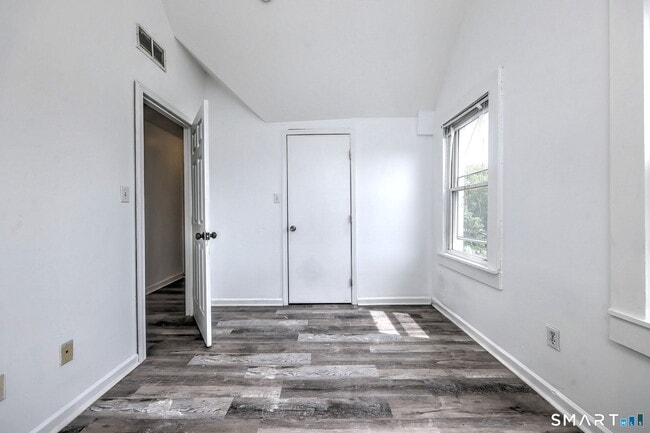 Building Photo - 483 Ferry St