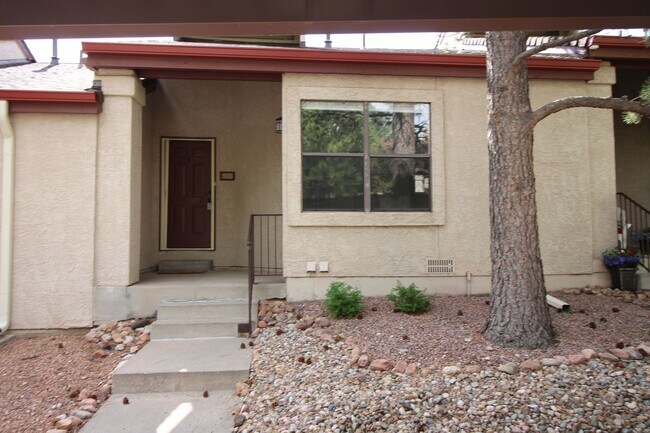 Building Photo - Adorable 2bdrm 1 bath townhome in Desirabl...