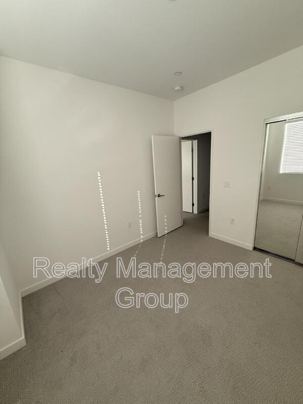 Building Photo - 5480 Shorefront Dr