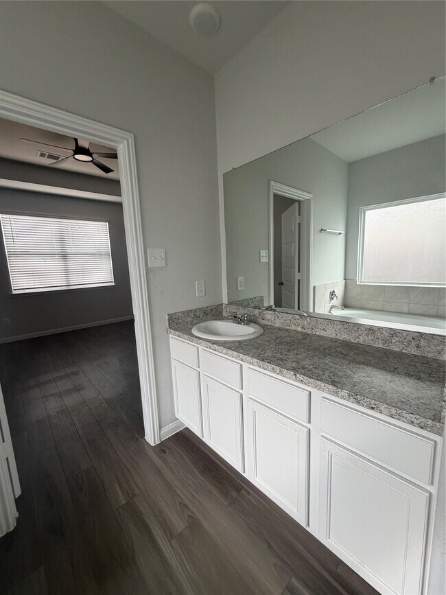 Building Photo - 16617 Olivewood Ln