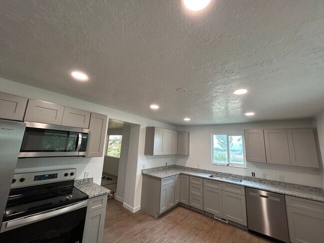 Building Photo - 3 Bedroom 1 Bathroom Home in Salem w/ Hors...