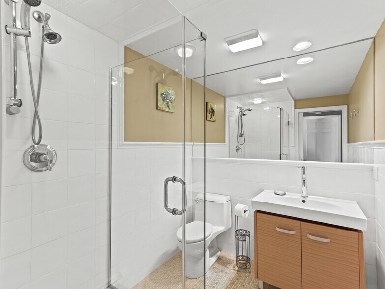 Building Photo - 491 Spring St