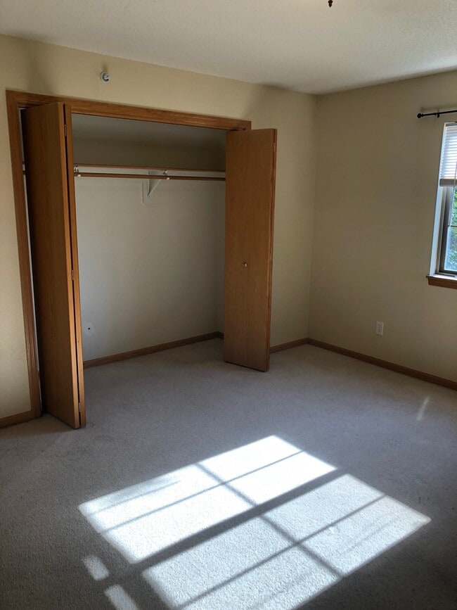 Building Photo - Nice 2br Condo in Coralville close to shop...