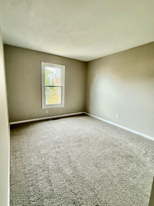 Building Photo - 3BD/2.5BA Brick Townhouse in Washington Commons off of Great Neck! Renovated throughout!