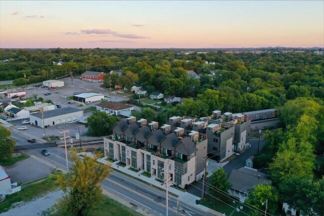 Building Photo - 738 Douglas Ave