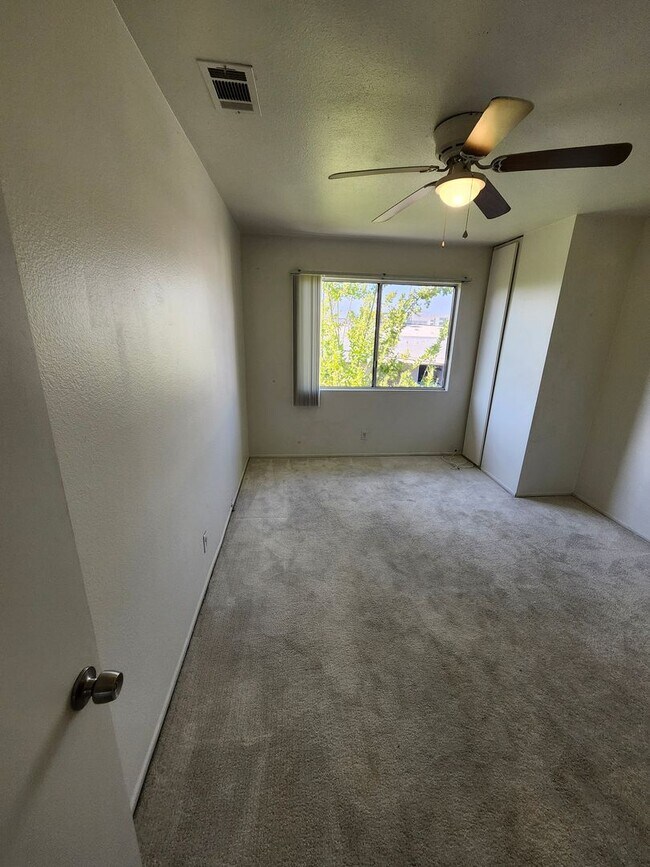 Building Photo - 1441 W Village Ln