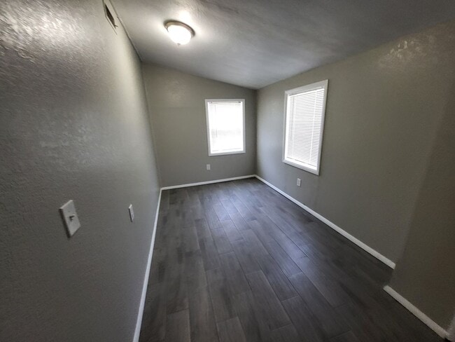 Building Photo - Remodeled 1 bedroom 1 bathroom duplex hous...