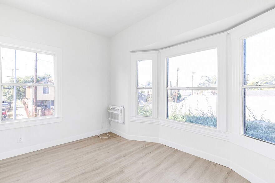 Building Photo - 1618 E Vernon Ave