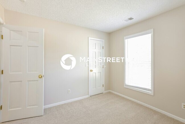 Building Photo - 4 Bedroom Pet-Friendly Home in Kansas City, MO with Main Street Renewal