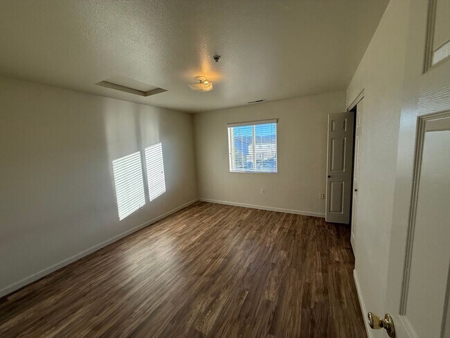 Building Photo - 1230 W Newlands Dr