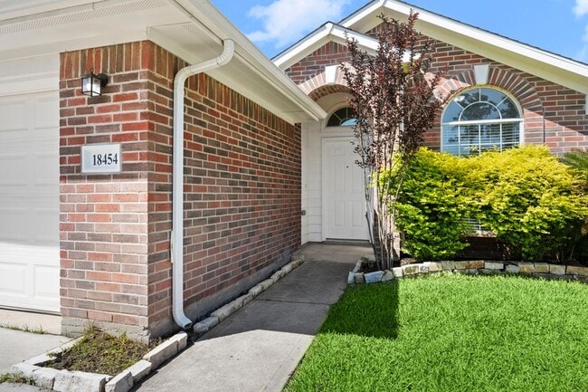 Building Photo - 18454 Sunrise Pines Dr