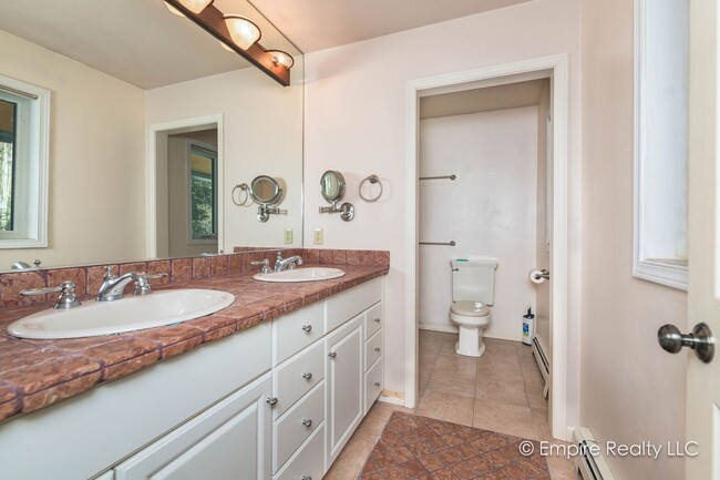 Building Photo - 4 Bed 3 Bath Home off of Gold Hill Rd- PET...