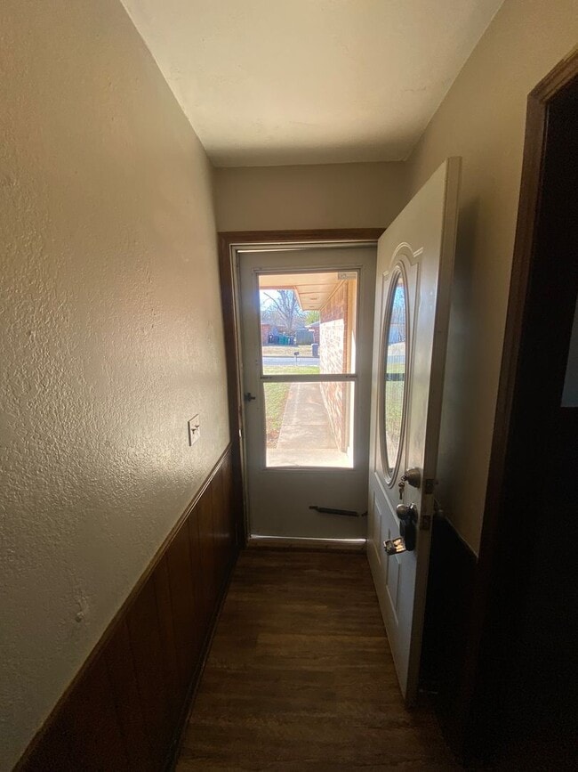 Building Photo - Charming 3 bedroom 1.5 bath