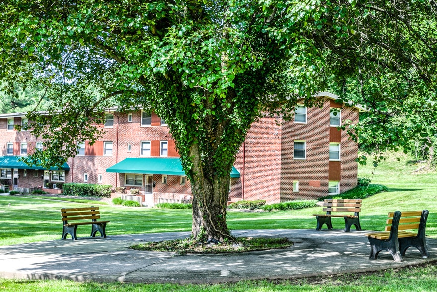 Courtyard - Mt Washington Apartments