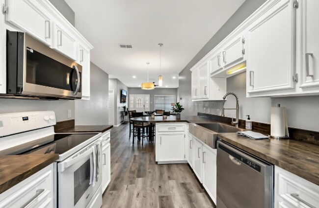 Building Photo - Beautiful 4 bed 4 bath