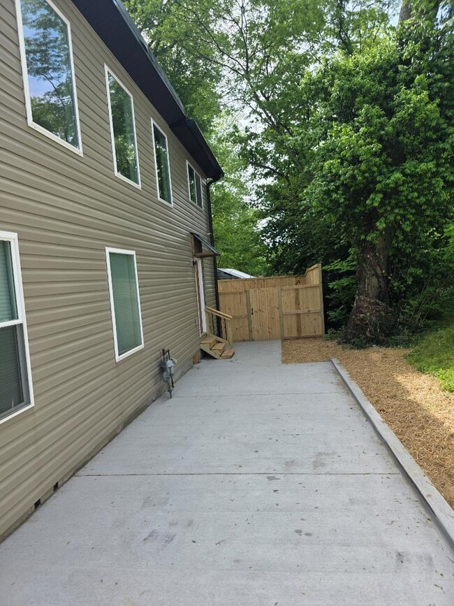 Building Photo - 1142 E College St