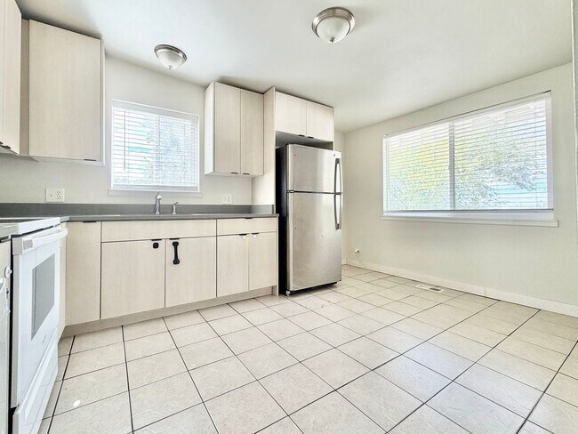 Building Photo - 724 30th St