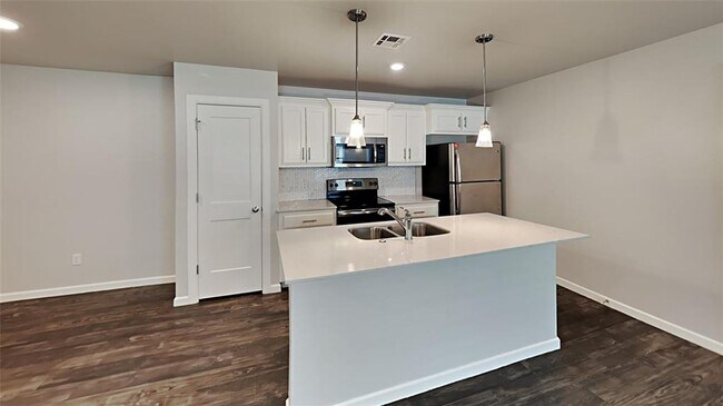 Building Photo - 2 Bedroom 2 Bath Duplex Close To Tinker AFB