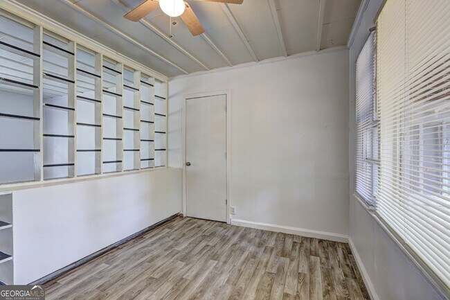 Building Photo - 2006 Pine Hill Dr