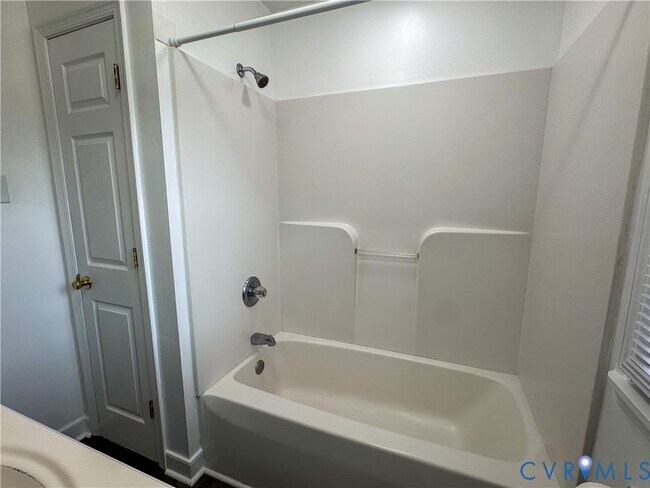 Building Photo - 2590 Pinehurst Dr