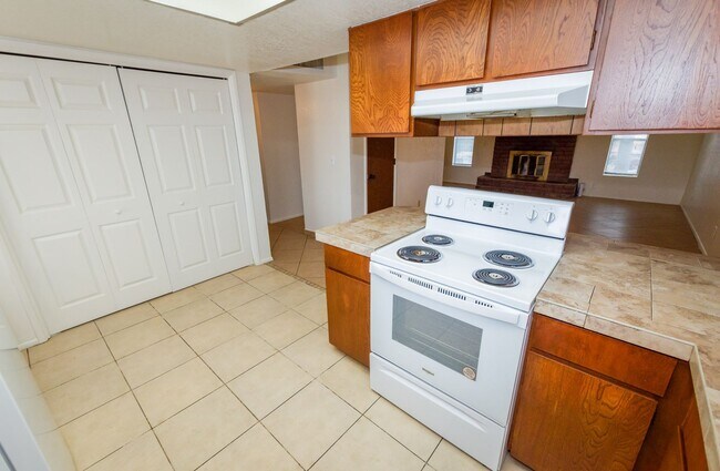 Building Photo - Charming Cul De Sac Home with Fireplace, Central A/C & Garage!