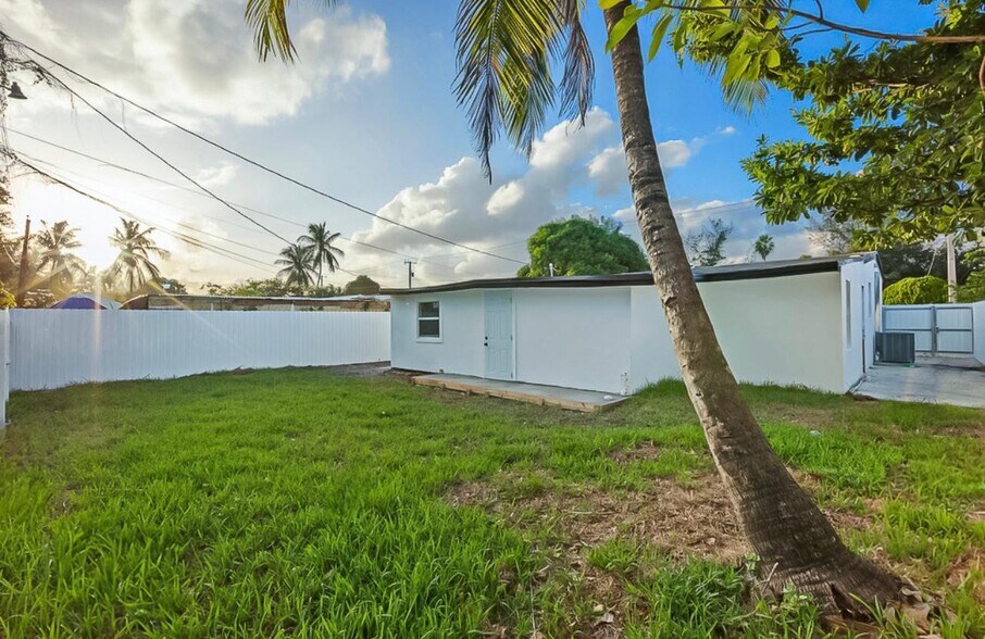 Building Photo - 724 Burlington St