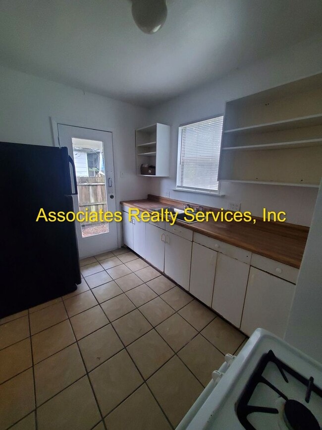 Building Photo - Newly listed!   Must see!  AVAILABLE NOW!
