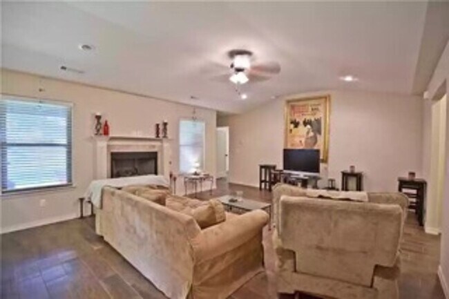 Building Photo - Beautiful 3 Bedroom / 2 Bathroom Home - ASK ABOUT OUR CASHLESS SECURITY DEPOSIT OPTION